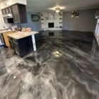 Piso epóxico metálico en la cocina de una casa en El Paso, con efecto marmoleado y acabado brillante