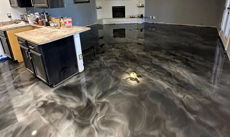 Piso epóxico metálico en la cocina de una casa en El Paso, con efecto marmoleado y acabado brillante